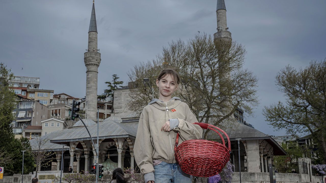 12 Yaşındaki Dilara'dan İlham Veren İyilik Hareketi: Sırtında Taşıdığı Sevgiyle Hayatlara Dokunuyor