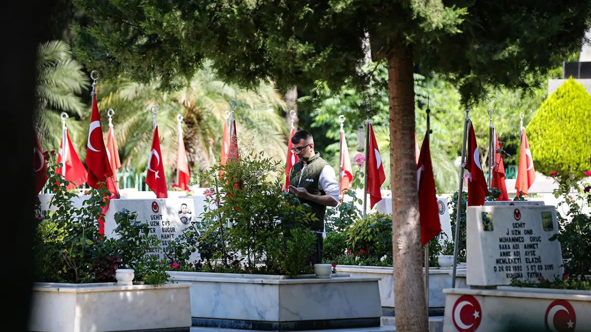 Bayram Arifesinde Şehitlikler Ziyaret Edildi: Adana, Mersin ve Osmaniye'de Duygusal Anlar