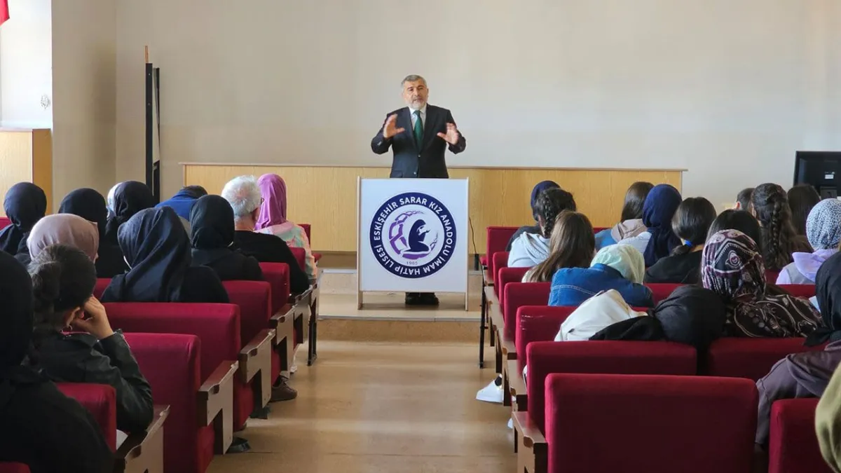 Eskişehir Müftülüğü'nden Gençlere Işıklı Yolculuk: 'Kafama Takılanlar' Söyleşileri Tamamlandı