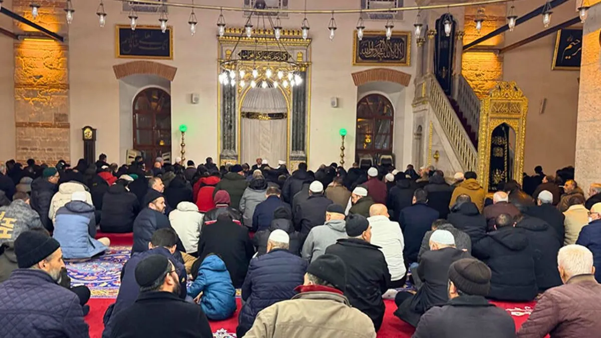 Balıkesir'de Manevi Buluşma: Aileler ve Gençler Zağnos Paşa Camii'nde Sabah Namazında Bir Araya Geldi