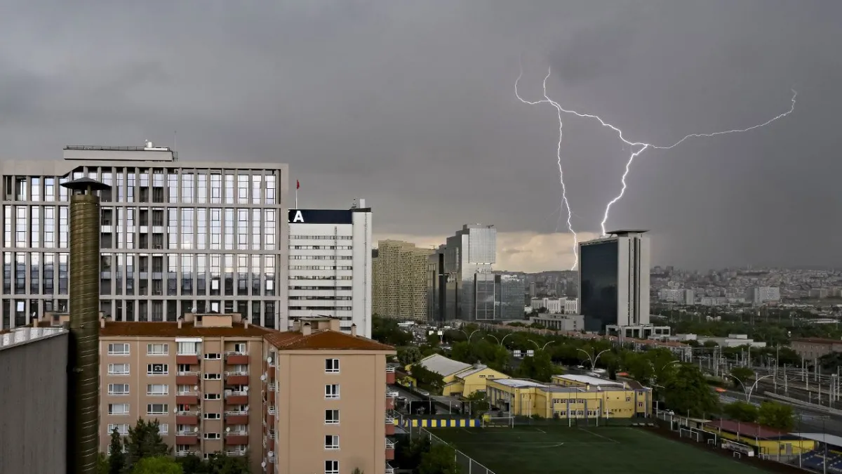 Ankara'da Şiddetli Sağanak Hayatı Felç Etti: Cadde ve Sokaklar Su Altında Kaldı, Trafik Durdu