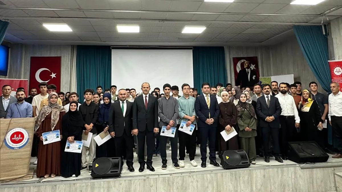 Hakkari'de Umre Ödüllü Gençlik Bilgi Yarışması'nda Dereceye Girenler Belli Oldu