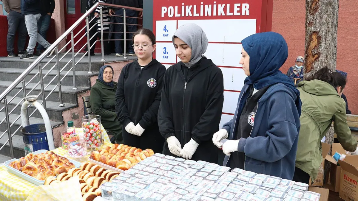 Kayseri'de Lise Öğrencilerinden Duygusal Proje: Hastane Önünde Şifa ve Umut Dağıttılar