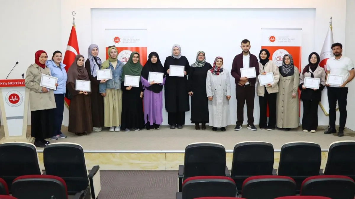 Konya'da Genç Çiftlere Aile Bilinci Kazandırıldı, Umre ve Hediyelerle Ödüllendirildiler