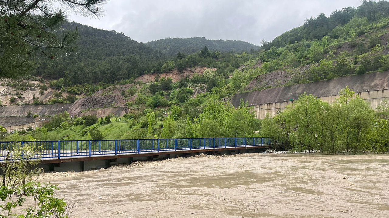 Tokat'ta Sel Tehlikesi: Kelkit Çayı Yükseldi, Yeşilçam Köprüsü Ulaşıma Kapandı