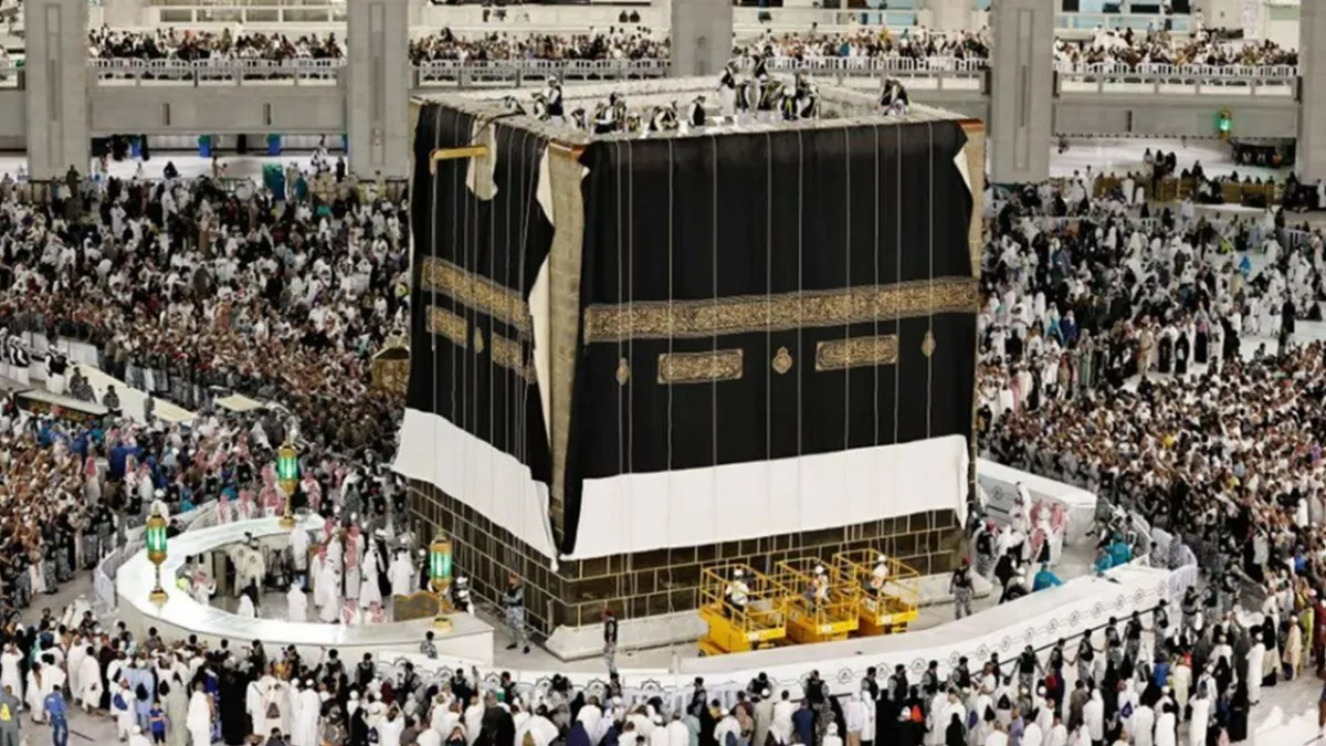 Kabe'nin İhtişamlı Yeni Örtüsü Değiştirildi: Altın ve İpek İşlemeli Kisve Detayları