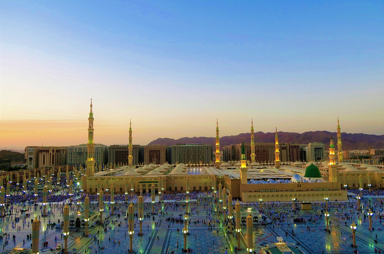 Medine'nin Kalbinde Tarihi Bir Yolculuk: Mescid-i Nebevî'nin Büyüleyici Minareleri
