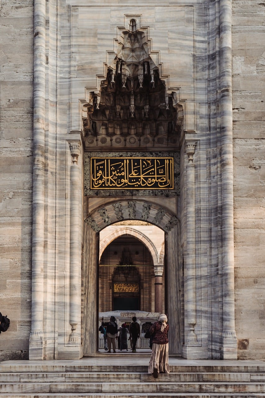 İstanbul — Türkiye — Cami girişi — Kabe.com.tr Kutsal Mekanlar Galerisi