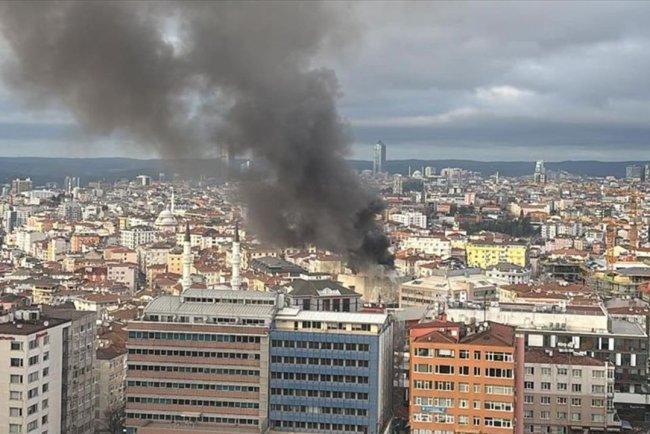 Şişli'de yıkım işlemi yapılan binada çıkan yangına müdahale ediliyor