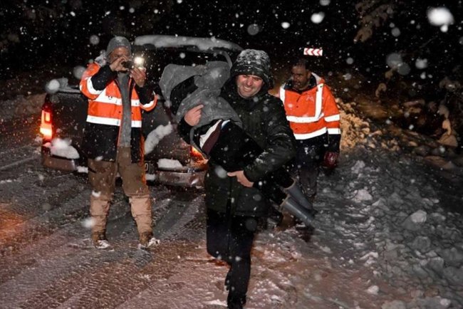 Mersin'de yolların kardan kapanması sonucu 30 araçta mahsur kalanlar kurtarıldı