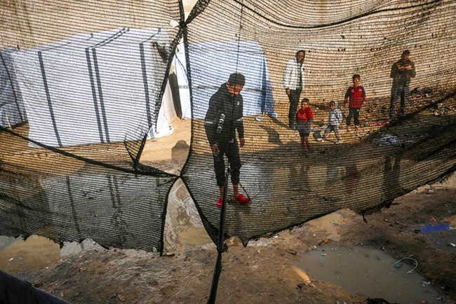İsrail saldırıları altında ikinci kışa giren Gazzeliler, derme çatma çadırlarda yaşam mücadelesi veriyor