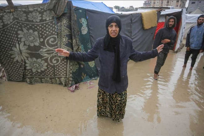 Deyr Belah'ta yoğun yağış sonucu yerinden edilenlerin sığındığı çadırları su bastı