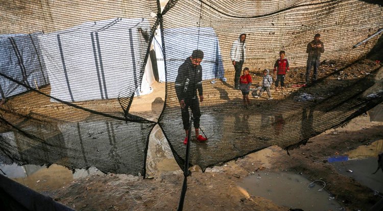 İsrail saldırıları altında ikinci kışa giren Gazzeliler, derme çatma çadırlarda yaşam mücadelesi veriyor