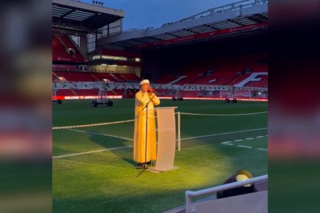 İngiliz devi Liverpool Anfield Road'da iftar organizasyonu düzenledi: Okunan ezan büyük beğeni topladı