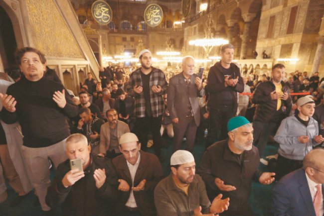 Kadir Gecesi'nde dualar Gazze’ye
