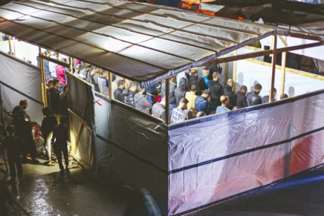Gazzeliler itikâfa engel tanımadı