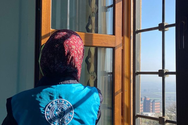 Üniversiteli gençler camilerini temizliyor