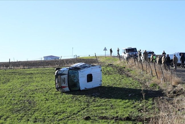 Diyarbakır'da servis minibüsünün devrilmesi sonucu 8'i öğrenci 9 kişi yaralandı