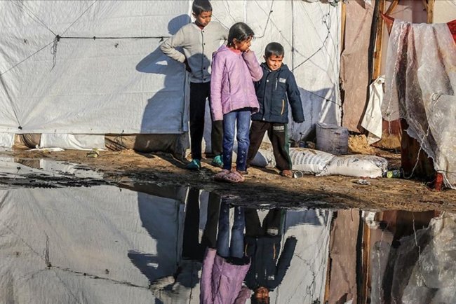 Gazzeliler 2025 yılını su altında kalan çadırlarda "soğuktan ölen çocuklarla" karşıladı