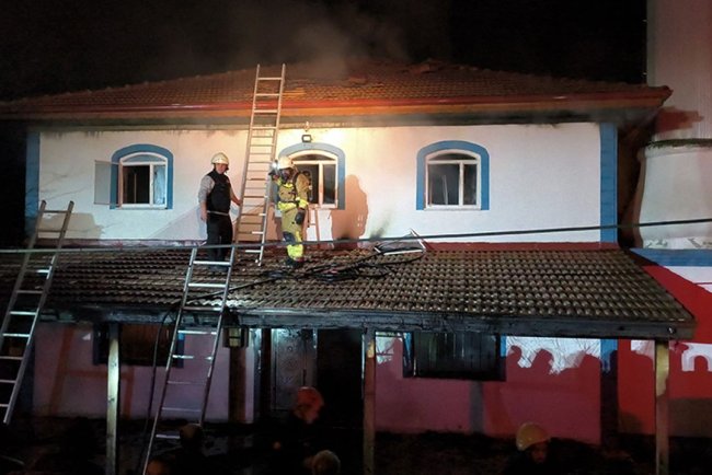 Düzce'de yangın çıkan cami kullanılamaz hale geldi