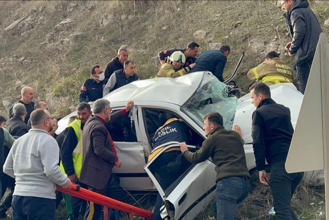 Balıkesir'de minibüs ile otomobilin çarpıştığı kazada 2 kişi öldü, 18 kişi yaralandı
