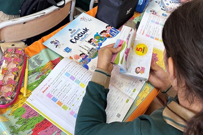 Manisa'da öğrencilere Diyanet Çocuk Takvimi hediye edildi