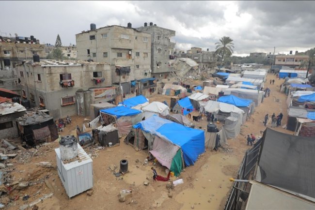 Ateşkes ilan edilmesiyle Gazzeliler evlerinin yıkıntıları üzerine çadırlar kurdu