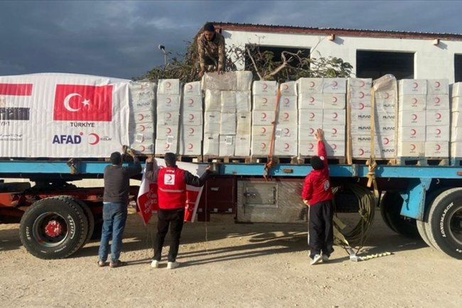 Türk Kızılayına ait yardım malzemelerini taşıyan tırların Gazze'ye geçişine başlandı