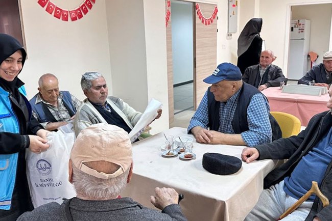Manisa'da huzur evi sakinleri unutulmadı