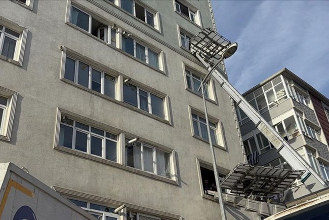 Kartal'da bitişiğindeki inşaat çalışması sırasında çatlaklar oluşan 7 katlı bina tahliye edildi