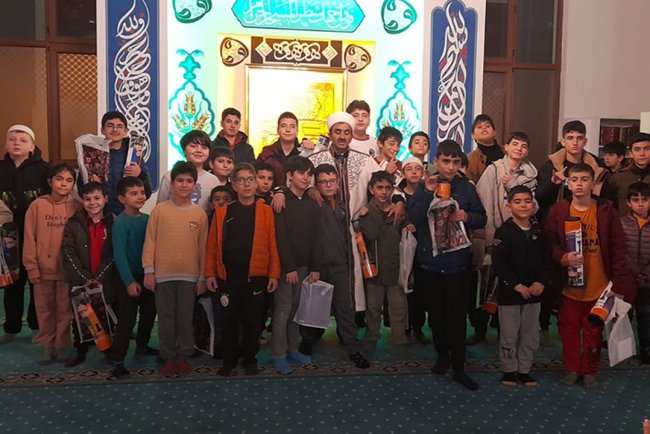 Yeşilyurt'ta camiye gelen çocuklar ödüllendirildi