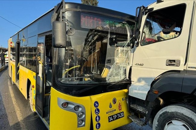 Başakşehir'de aynı caddede İETT otobüslerinin karıştığı 2 ayrı kaza meydana geldi