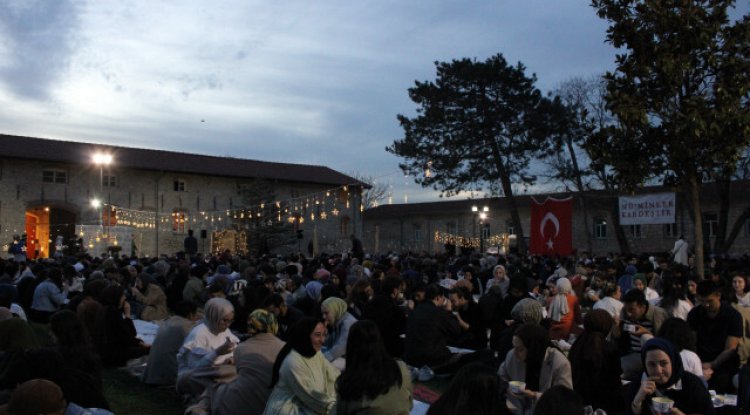Ramazanın ruhu üniversitelerde yaşatılıyor: Kardeşlik iftarı sofrası İZÜ'de kuruldu