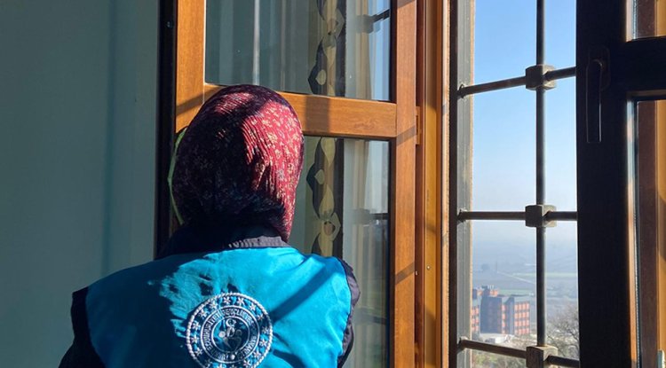 Üniversiteli gençler camilerini temizliyor