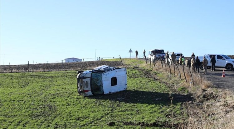 Diyarbakır'da servis minibüsünün devrilmesi sonucu 8'i öğrenci 9 kişi yaralandı