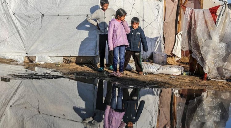 Gazzeliler 2025 yılını su altında kalan çadırlarda "soğuktan ölen çocuklarla" karşıladı