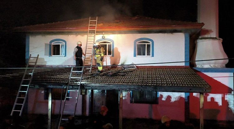 Düzce'de yangın çıkan cami kullanılamaz hale geldi
