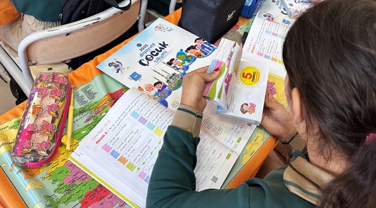 Manisa'da öğrencilere Diyanet Çocuk Takvimi hediye edildi