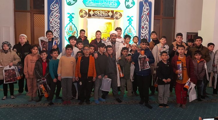 Yeşilyurt'ta camiye gelen çocuklar ödüllendirildi
