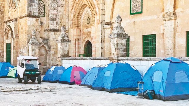 Mescid-i Aksa’nın dört bir yanında çadırlar kuruldu