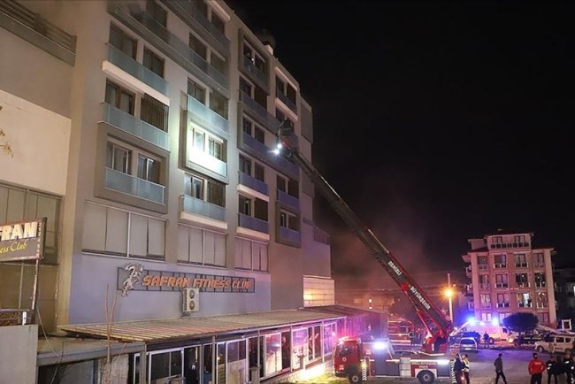 Denizli'de 7 katlı binada çıkan yangın kontrol altında