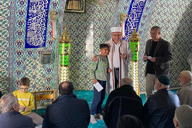 Şarköy’de camiye koşan çocuklar ödüllendirildi