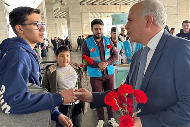 Umreden dönen hafız öğrenciler güllerle karşılandı