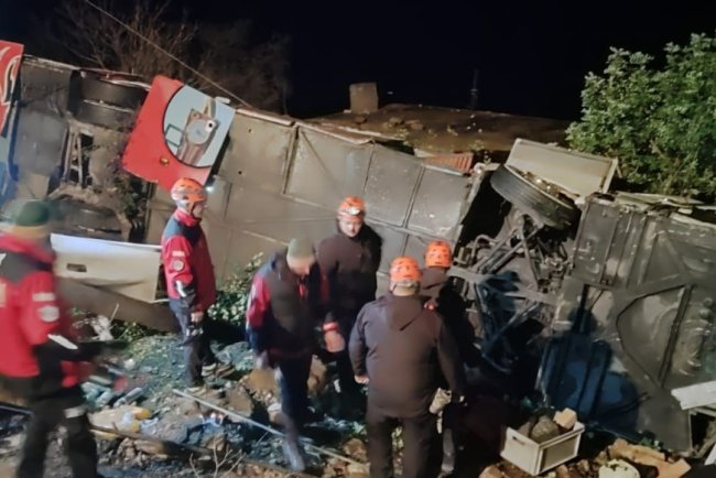 Antalya'da yolcu otobüsünün şarampole devrilmesi sonucu 33 kişi yaralandı