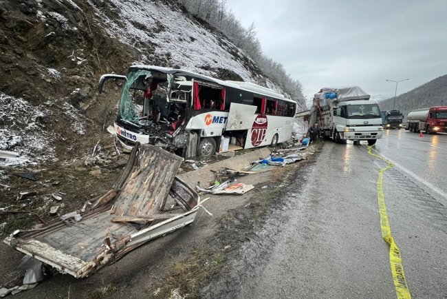 Samsun’da kamyona çarpan yolcu otobüsünün sürücüsü öldü, 16 yolcu yaralandı