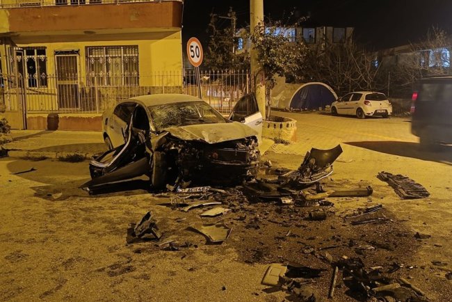 Hatay'da iki otomobilin çarpıştığı kazada 5 kişi yaralandı