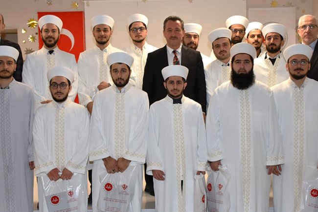 Bilecik’e atanan din görevlilerine cübbe ve sarık giydi