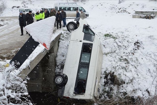 Samsun'da cenazeye gidenlerin bulunduğu minibüs devrildi, 15 kişi yaralandı