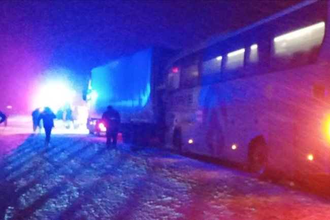 Sivas'ta otobüsün tıra arkadan çarptığı kazada 1 kişi öldü, 29 kişi yaralandı