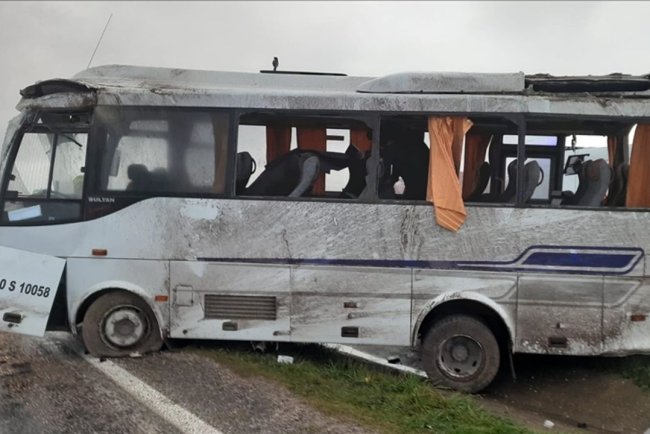 Balıkesir'de işçi servisinin devrilmesi sonucu 18 kişi yaralandı